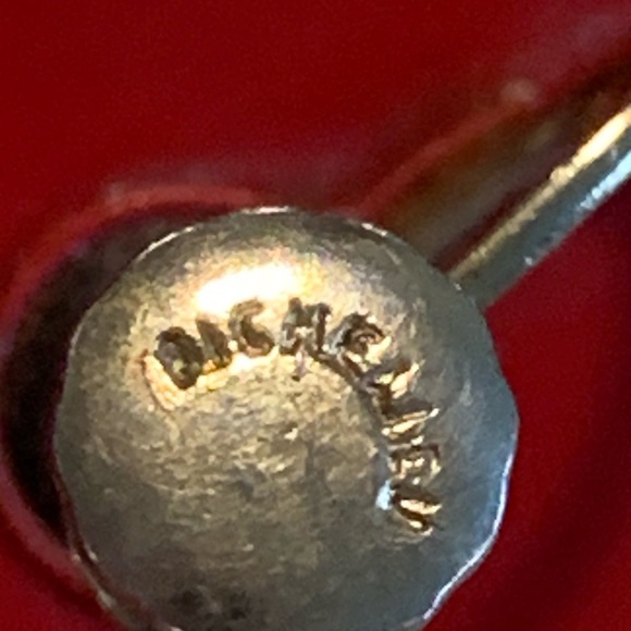 Vintage Richelieu cherry red Bakelite screw back earrings. - Picture 6 of 9